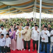 Gubernur Arinal dan Riana Bersama Ribuan Masyarakat Lampung Utara Ikuti Pengajian Akbar Pemprov Lampung di Stadion Sukung Kotabumi