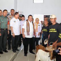 Gubernur Arinal Serahkan Bantuan untuk Desa Baznas Sektor Peternakan di Menggala Timur Tulang Bawang