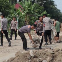 Brimob Polda Lampung Gotong Royong Untuk Jalan Desa di Lampung Tengah