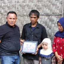 Bupati Nanang Ermanto Serahkan Bantuan 7 Unit Bedah Rumah di Kalianda