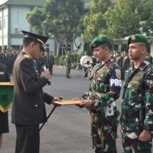 Danrem 043/Gatam Brigjen TNI Rikas Hidayatullah Berikan Penghargaan Kepada Dua Prajurit Berprestasi