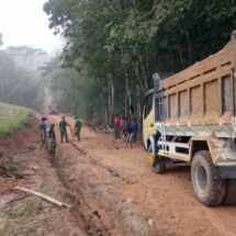 Warga Antusias Bantu Satgas TMMD Ke-120 Kodim 0421/LS Ratakan Pasir Jalan Onderlagh