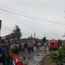 Kebakaran Melahap Rumah Nenek Sainah di Pesawaran, Polisi Bantu Padamkan