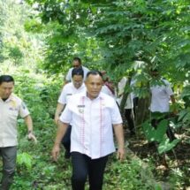 Jalan Kaki Lewati Kebun Becek, Bupati Nanang Ermanto Salurkan Bantuan Korban Kebakaran di Natar