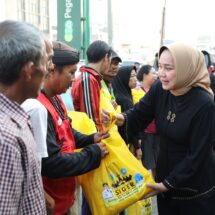 Riana Sari Arinal Berikan Bantuan Sembako Program Siger kepada Karyawan Toko, Pedagang dan Pemulung di Sekitar Kediaman Gubernur Lampung