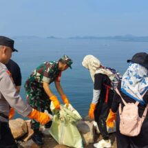 Inisiasi PLN UID Lampung, Babinsa Koramil TBS dan Ratusan Pecinta Lingkungan Bersih Bersih Pantai Kunyit