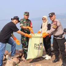 Peringati Hari Lingkungan Hidup, PLN Ajak Mahasiswa Gelar Aksi Bersih Pantai di Lampung