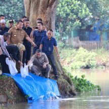 Gubernur Arinal Djunaidi Tebar Benih Ikan di Dam Raman Metro