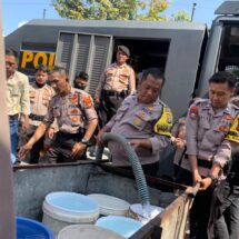 Kerahkan Water Canon, Polresta Bandar Lampung Bantu Warga Kesulitan Air Bersih