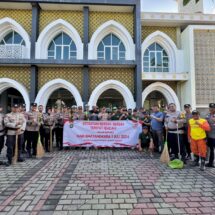 Jelang Hari Bhayangkara Ke-78, Polisi di Bandar Lampung Bersih-Bersih Masjid