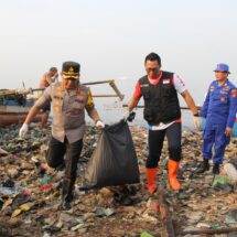 Aksi Bersih Pantai, Cara Polresta Bandar Lampung Sambut HUT Bhayangkara Ke-78