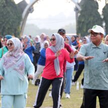 Hari Pertama Dinas, Pj. Gubernur Samsudin dan Maidawati Retnoningsih Senam Bersama Pegawai Pemprov Lampung