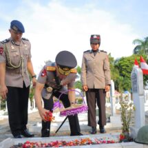 Sambut Hari Bhayangkara Ke-78, Polda Lampung Gelar Upacara Ziarah Makam dan Tabur Bunga