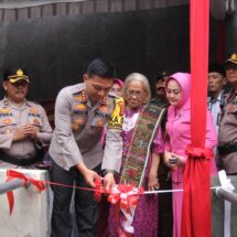 Bedah Rumah, Warakawuri Polri Terharu Terima Kunci Rumah Layak Huni Dari Kapolresta Bandar Lampung