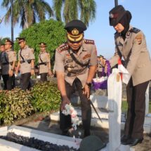 Polresta Bandar Lampung Ziarah ke Makam Pahlawan, Peringati Hari Bhayangkara Ke-78