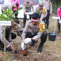 Aksi Polisi Polresta Balam Tanam Seribu Bibit Pohon, Demi Jaga Kualitas Udara di Bandar Lampung