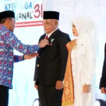 Selamat, Nanang Ermanto dan Hj.Winarni Terima Tanda Kehormatan Satyalancana Wira Karya Satu Satunya Wakil Pulau Sumatera