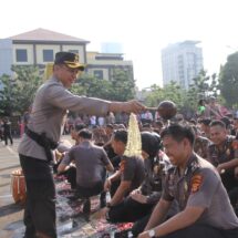 Tradisi Siraman Air Kembang dan Water Canon Warnai Acara Kenaikan Pangkat Personel Polresta Bandar Lampung