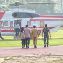 Pj. Gubernur Samsudin Sambut Kedatangan Presiden Joko Widodo di Lapangan Stadion Jati Kalianda, Lampung Selatan