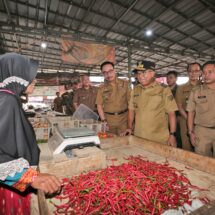 Pj. Gubernur Samsudin Pantau Harga Komoditas Pangan di Pasar Way Halim dan Way Kandis Bandar Lampung