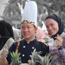 Pj. Bupati Pringsewu Marindo Kurniawan dan Pj. Ketua TP PKK Agnesia Ikut Lomba Masak di Festival Krakatau 2024