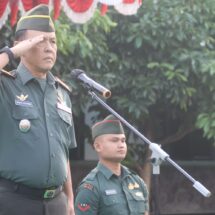 Prajurit dan PNS Kodim 0410/Kota Bandar Lampung Laksanakan Upacara Bendera