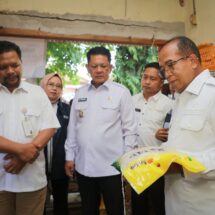 Pj. Gubernur Samsudin Tinjau Pasar Tradisional, UMKM, Posyandu Serta Beri Bantuan Sosial Masyarakat di Tubaba