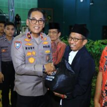 Bagikan Ribuan Paket Sembako, Ops NCS Polri Bawa Pesan Pilkada Damai di Jawa Timur