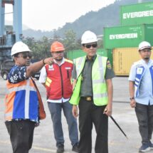 Kunjungi Kantor Pelindo, Danrem 043/Gatam Tinjau Terminal Peti Kemas Panjang