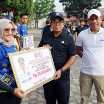 Pj. Gubernur Samsudin Beri Penghargaan Atlet dan Pelatih Berprestasi Peraih Medali Popnas XVI Tahun 2023 di Sumsel