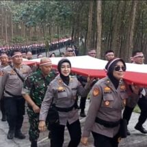 Sambut HUT RI, TNI-Polri di Bandar Lampung Lakukan Kirab Bendera Merah Putih Sepanjang 79 Meter