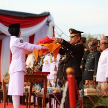 Pj. Gubernur Samsudin Ikuti Upacara Penurunan Bendera HUT RI Ke-79 di Kota Baru Jati Agung