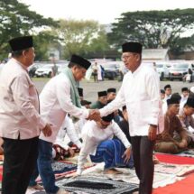 Ketua DPRD Mingrum Gumay Salat Idul Adha di Lapangan Saburai Enggal