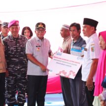 Pj. Gubernur Samsudin Serahkan Bantuan TJSL dari PLN UID Lampung