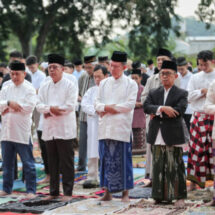 Ketua DPRD Mingrum Gumay Sholat Idul Adha di Lapangan Saburai