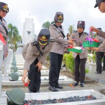 Rangkaian Hari Jadi Polwan Ke-76, Polwan Polda Lampung Ziarah Ke Makam Pahlawan