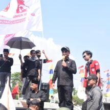 Unsur Pimpinan dan Anggota DPRD Fraksi PDI Perjuangan Temui Massa Aksi di Halaman Kantor DPRD Lampung