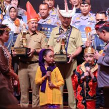 Kapolri dan Ketua Bhayangkari Sapa Dua Anak Pemenang Lomba Setapak Perubahan