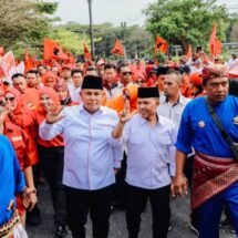 Daftar ke KPU Lamsel: Nanang-Beriman Kompak Pakai Outfit Hitam Putih