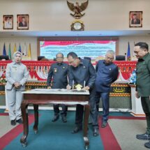 Pj. Gubernur Lampung dan Ketua DPRD Provinsi Lampung Tandatangani Persetujuan Bersama Raperda APBD Tahun 2025