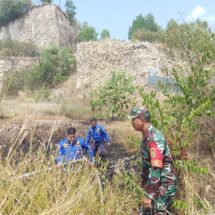 Monitoring Kebakaran Lahan, Babinsa dan Warga Bantu Petugas Damkar Padamkan Api di Bukit Klutum Kota Baru