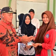 Bupati Nanang Ermanto, Bagikan e-KTP Bagi Siswa Pemilih Pemula di MAS Daarul Maarif