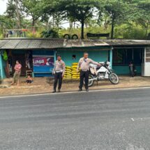 Polisi Bersihkan Tumpahan Solar Buntut Laka Lantas di Jalan Raden Imba Kesuma Bandar Lampung