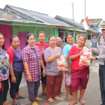 Dampak Cuaca Buruk, Polresta Bandar Lampung Salurkan Bansos ke Nelayan dan Warga Pesisir