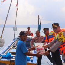 Dari atas Kapal Patroli, Polresta Bandar Lampung Bagikan Bansos ke Nelayan di Tengah Laut