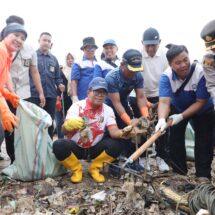 Pj. Gubernur Samsudin dan Masyarakat Lakukan Aksi Bersih Pantai di Pantai Payang Panjang, Sukaraja