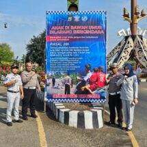 Jasa Raharja dan Mitra Pasang Banner Pesan Keselamatan Berlalu Lintas di Daerah Rawan Kecelakaan Wilayah Lampung Utara