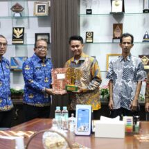 Pj. Gubernur Samsudin Serahkan Penghargaan Pemenang Lomba Wana Lestari Tingkat Provinsi Lampung 2024