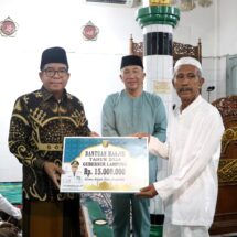 Pj. Gubernur Samsudin dan Ibu Maidawati Laksanakan Salat Subuh Berjamaah di Masjid Al-Kautsar, Kuripan, Kota Agung Tanggamus