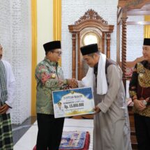 Pj. Gubernur Samsudin Shalat Jumat Bersama Masyarakat di Masjid Al Islah Tanggamus